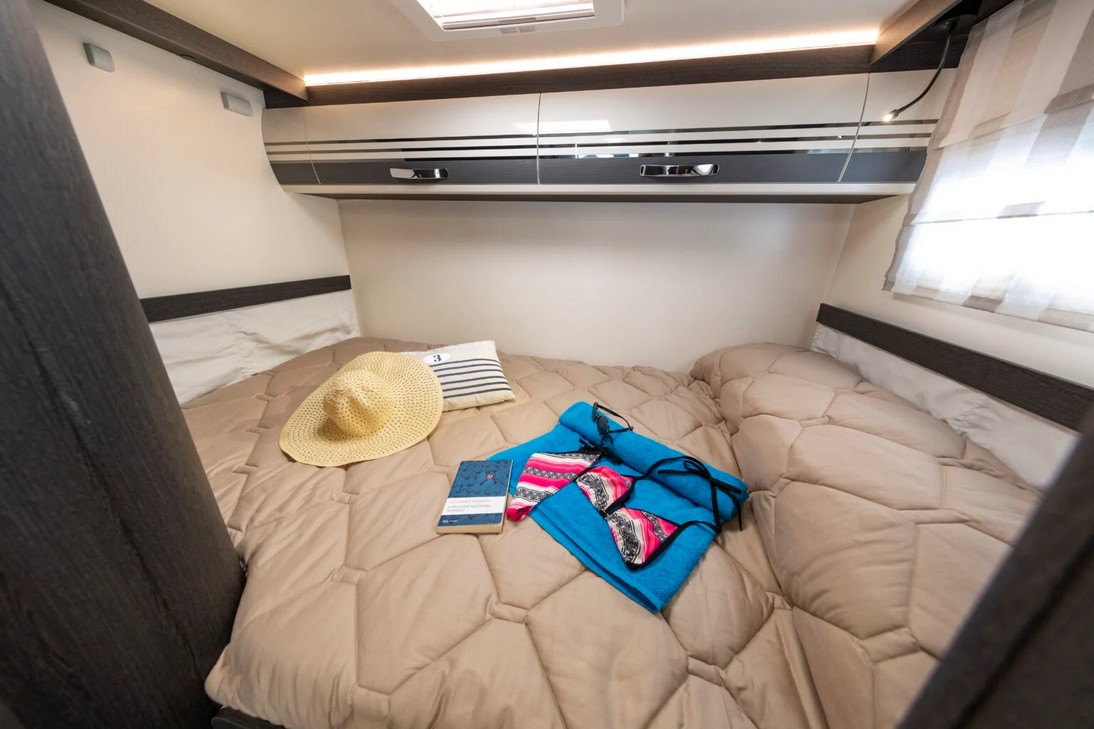 Cama doble transversal trasera